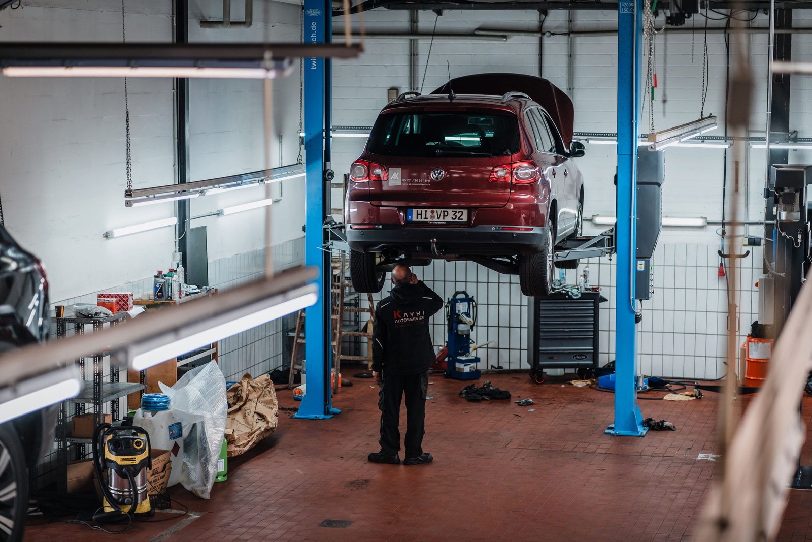 KFZ-Wartung an einem VW-Fahrzeug auf der Hebebühne bei Kayki Autoservice in Hildesheim