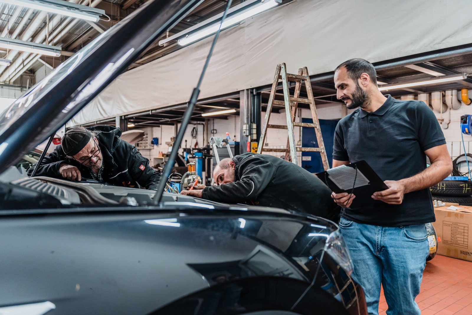 Mechaniker bei Kayki Autoservice in Hildesheim bereitet Fahrzeug für TÜV-Prüfung vor